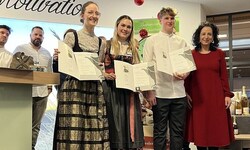 Katharina Hochkogler, Selina Karin Narr und Felix Kuen (von links) sind die stolzen Landessieger ...
