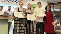 Katharina Hochkogler, Selina Karin Narr und Felix Kuen (von links) sind die stolzen Landessieger ...