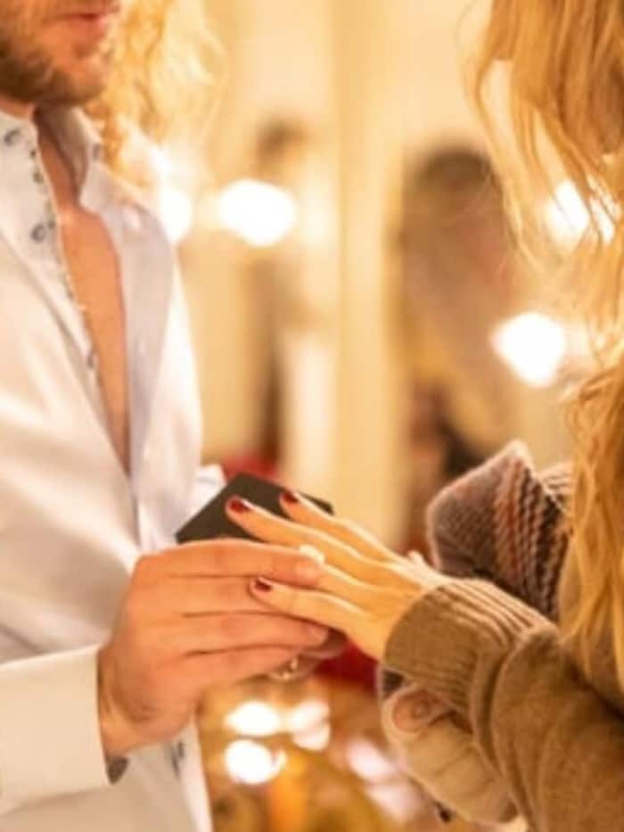 Auf Instagram teilte die Sängerin Fotos vom Antrag.
