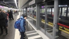 Gespannt warteten Freitagmorgen die ersten Fahrgäste vor den neuen Bahnsteigtüren in der Station Karlsplatz auf die Züge der U2. (Bild: Jöchl Martin)