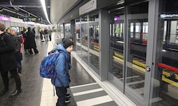 Gespannt warteten Freitagmorgen die ersten Fahrgäste vor den neuen Bahnsteigtüren in der Station ...