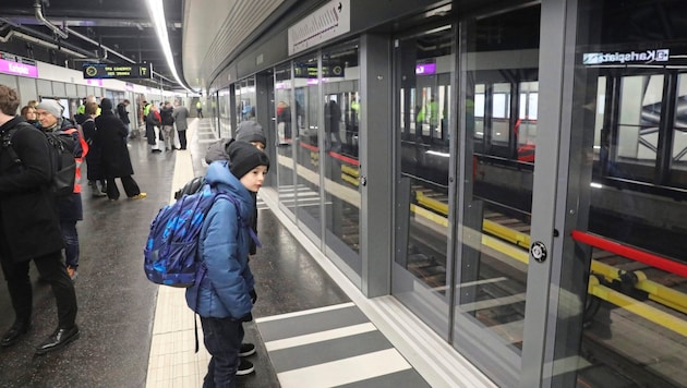 The first passengers eagerly awaited the U2 trains in front of the new platform doors at Karlsplatz station on Friday morning. (Bild: Jöchl Martin)