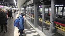 Gespannt warteten Freitagmorgen die ersten Fahrgäste vor den neuen Bahnsteigtüren in der Station ...