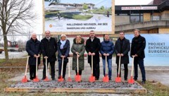 Hans Christian Gettinger (Obmann Schwimmunion Neusiedl See), Vizebürgermeister Stefan Wögerer (Neusiedl am See), Bürgermeisterin Elisabeth Böhm (Neusiedl am See), Landesrätin Daniela Winkler, Landesrat Heinrich Dorner, Thomas Rosner (PEB – Projektentwicklung Burgenland, technischer Leiter9, Anton Beretzki (Geschäftsführer der Sport Burgenland GmbH), Werner Cerutti (Tourismusexperte) (Bild: Bgld. Landesmedienservice)