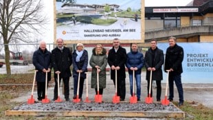 Hans Christian Gettinger (Obmann Schwimmunion Neusiedl See), Vizebürgermeister Stefan Wögerer (Neusiedl am See), Bürgermeisterin Elisabeth Böhm (Neusiedl am See), Landesrätin Daniela Winkler, Landesrat Heinrich Dorner, Thomas Rosner (PEB – Projektentwicklung Burgenland, technischer Leiter9, Anton Beretzki (Geschäftsführer der Sport Burgenland GmbH), Werner Cerutti (Tourismusexperte) (Bild: Bgld. Landesmedienservice)