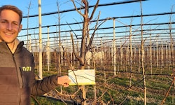 Christoph Simon mit einem Paten-Apfelbaum für „Papa“.