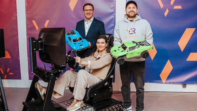 Bürgermeister Christian Haberhauer, Center-Managerin Katharina Gfrerer und Philipp Lietz, Gründer von VBR Playground, eröffneten den Renn-Simulator. (Bild: inShot/Verena Weißenbacher)