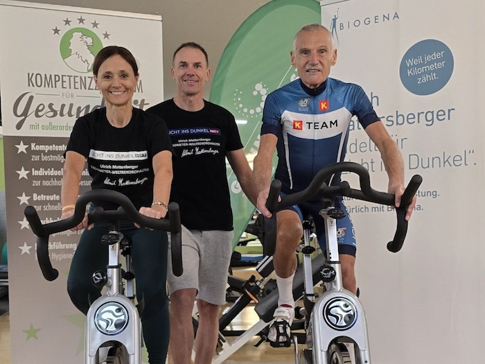 Fitnesstrainerin Claudia Schuss, Spendenradler Ulrich Mattersberger und der Chef der ...