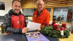 Die Bergretter Stefan Brandl (li.) und Fred Wallenta mit dem Dankesbrief, den Kris Minne ihnen geschickt hat. (Bild: ZOOM Tirol)