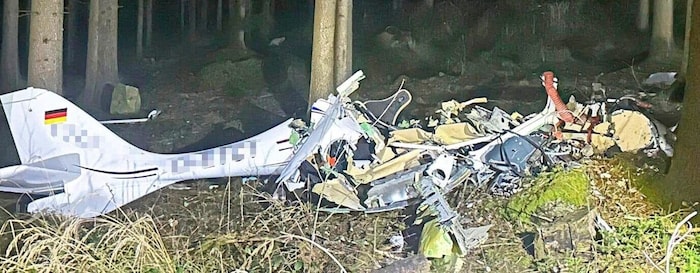 The tragic plane crash in the Waldviertel region (right) highlighted the importance of firefighter training.