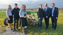 Direktorin Michaela Bauer-Windischhofer, Lehrling Daniel Polt, Landesrätin Christiane Teschl-Hofmeister, Landwirtschaftsmeister Markus Fuchs, Landesgüterdirektor Erhard Kührer und Abteilungsleiter Helmuth Sturm vor dem Feldroboter. (Bild: Jürgen Mück)