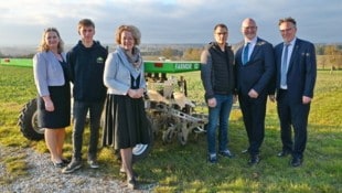 Direktorin Michaela Bauer-Windischhofer, Lehrling Daniel Polt, Landesrätin Christiane Teschl-Hofmeister, Landwirtschaftsmeister Markus Fuchs, Landesgüterdirektor Erhard Kührer und Abteilungsleiter Helmuth Sturm vor dem Feldroboter. (Bild: Jürgen Mück)