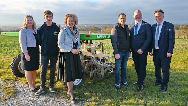 Direktorin Michaela Bauer-Windischhofer, Lehrling Daniel Polt, Landesrätin Christiane Teschl-Hofmeister, Landwirtschaftsmeister Markus Fuchs, Landesgüterdirektor Erhard Kührer und Abteilungsleiter Helmuth Sturm vor dem Feldroboter. (Bild: Jürgen Mück)