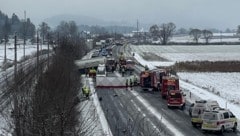 Ein 35-Jähriger geriet bei einem Überholmanöver, auf der leicht schneebedeckten Fahrbahn, ins Schleudern und kollidierte mit einem Lkw. (Bild: zVg)