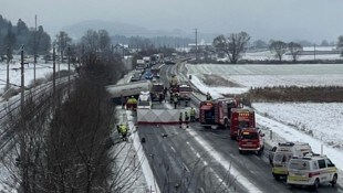 Ein 35-Jähriger geriet bei einem Überholmanöver, auf der leicht schneebedeckten Fahrbahn, ins ...
