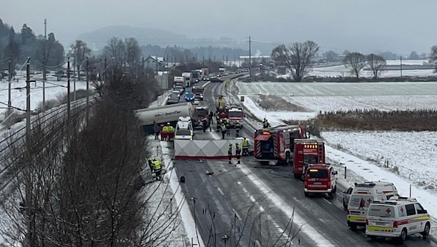 Ein 35-Jähriger geriet bei einem Überholmanöver, auf der leicht schneebedeckten Fahrbahn, ins Schleudern und kollidierte mit einem Lkw. (Bild: zVg)