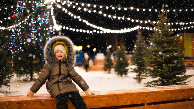 Lachen im Gesicht: Worauf Eltern schauen sollten, wenn das erste Weihnachten nach einer Trennung bzw. Scheidung ansteht, weiß die Grazer Anwältin Dr. Maria Kolar-Syrmas. (Bild: stock.adobe.com/Ольга Симонова)