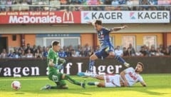 Beim 1:1 beim ersten Steirergipfel gegen GAK hat Dominik Prokop (M.) Jacob Italiano (r.) zu einem Eigentor „gezwungen“. (Bild: GEPA/GEPA pictures)