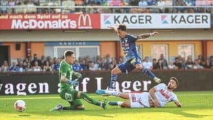 Beim 1:1 beim ersten Steirergipfel gegen GAK hat Dominik Prokop (M.) Jacob Italiano (r.) zu ...