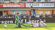 Beim 1:1 beim ersten Steirergipfel gegen GAK hat Dominik Prokop (M.) Jacob Italiano (r.) zu ...