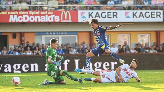 Beim 1:1 beim ersten Steirergipfel gegen GAK hat Dominik Prokop (M.) Jacob Italiano (r.) zu einem Eigentor „gezwungen“. (Bild: GEPA/GEPA pictures)