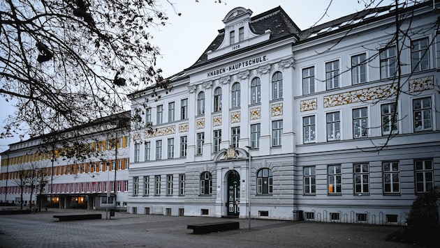 The building, which opened in 1908 as the Kaiser-Franz-Josef-Jubiläums-Bürgerschule, held a secret for decades. (Bild: Wenzel Markus)