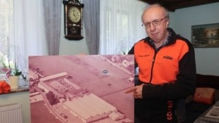 Im Haus von Manfred Scherer gibt es an jeder Ecke Erinnerungen an KTM: etwa eine alte Luftaufnahme des Werks. (Bild: Scharinger Daniel/Pressefoto Scharinger / Daniel Scharinger)