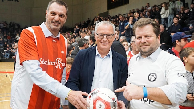 Die „Lions“ Andreas Cretnik (li.) und Oliver Wieser (r.) mit „Krone“-Chefredakteur Klaus Herrmann. (Bild: Pail Sepp/Sepp Pail)