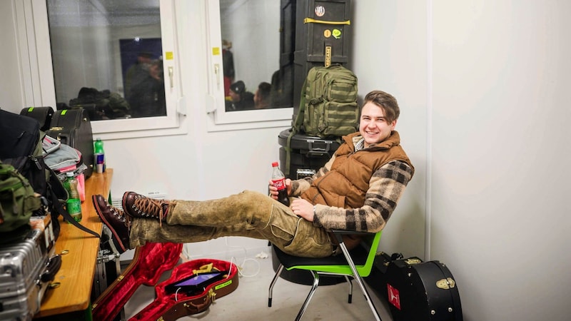 Chris Steger, nur 30 Minuten von Schladming entfernt wohnhaft, chillte vor seinem Auftritt auf der Open-Air-Bühne noch backstage. (Bild: Scharinger Daniel/Pressefoto Scharinger / Daniel Scharinger)