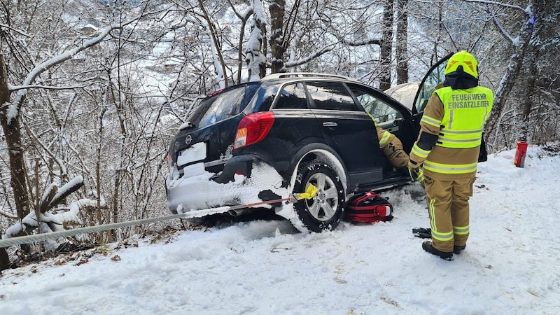 Der Lenker befand sich noch im Fahrzeug und konnte sich selbst nicht befreien. (Bild: FF Ramingstein)