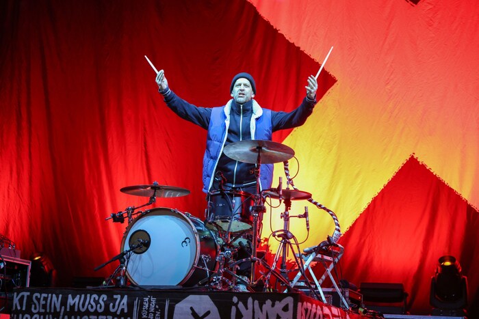 Florian „Flo“ Weber als Drummer und Sänger der „Sportis“.