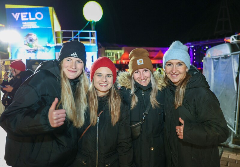 Hannah, Paula, Lena und Johanna reisten extra aus Nürnberg an. (Bild: Roland Hoelzl)