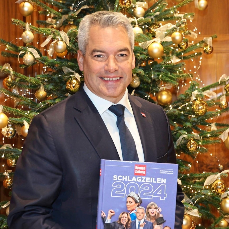 Ein politisch bewegtes Jahr mit vielen Schlagzeilen: ÖVP-Kanzler Karl Nehammer mit dem „Krone“-Buch (Bild: Zwefo)