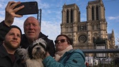 Bald schon dürfen Touristen in Paris Notre Dame nicht mehr nur von außen bewundern. Samstagabend bleibt dies allein der Politspitze dieser Welt vorbehalten ... (Bild: AP)