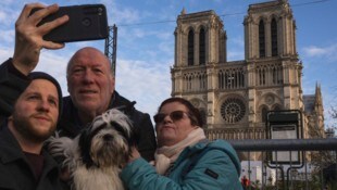 Bald schon dürfen Touristen in Paris Notre Dame nicht mehr nur von außen bewundern. Samstagabend ...