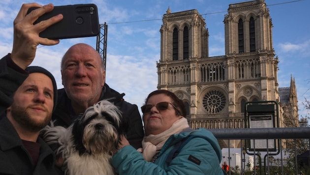 Soon, tourists in Paris will no longer be able to admire Notre Dame only from the outside. On Saturday evenings, this is reserved for the world's political leaders alone ... (Bild: AP)