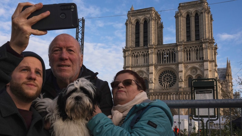 Bald schon dürfen Touristen in Paris Notre Dame nicht mehr nur von außen bewundern. Samstagabend bleibt dies allein der Politspitze dieser Welt vorbehalten ... (Bild: AP)