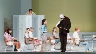 Eliteschüler mit einer Puppe als Lehrer: „Echtzeitalter“ am Schauspielhaus Graz (Bild: Lex Karelly)