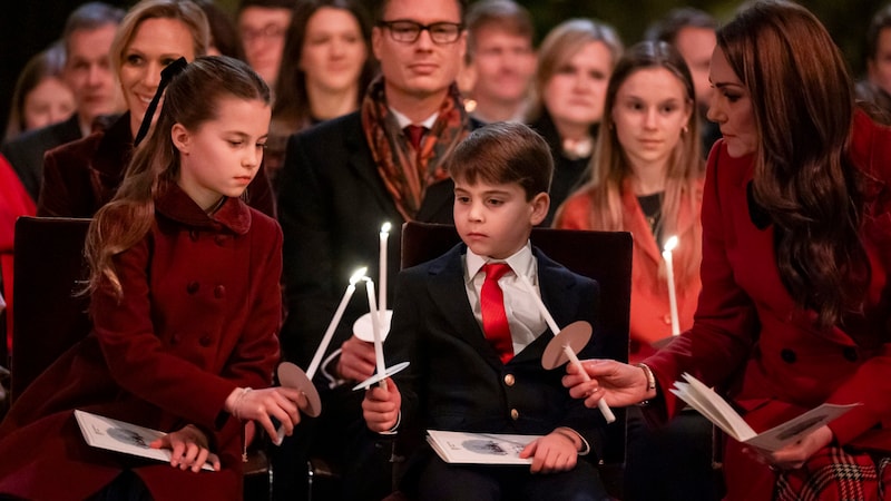 In der Westminster Abbey nahm Louis zwischen Charlotte und Mama Kate Platz. (Bild: APA/Aaron Chown/Pool Photo via AP)