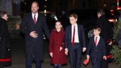 Prinz William kam mit Prinzessin Charlotte, Prinz George und Prinz Louis zum Weihnachtsgottesdienst in die Westminster Abbey.  (Bild: APA/Isabel Infantes/Pool photo via AP)