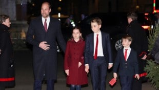 Prinz William kam mit Prinzessin Charlotte, Prinz George und Prinz Louis zum Weihnachtsgottesdienst in die Westminster Abbey.  (Bild: APA/Isabel Infantes/Pool photo via AP)