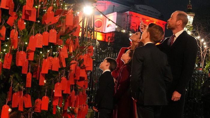 Neugierig las Prinz Louis die Botschaften, die an dem Baum befestigt waren.