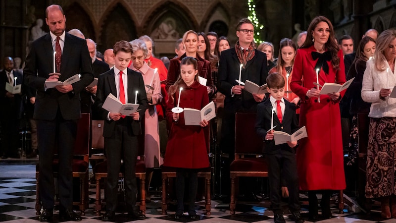 Prinz William und Prinzessin Kate mit den Kindern George, Charlotte und Louis beim Weihnachtskonzert in der Westminster Abbey. (Bild: APA/Aaron Chown/Pool Photo via AP)