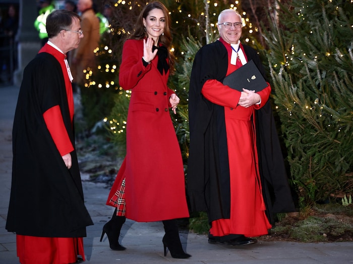 Prinzessin Kate kam in einem recycelten Look, den sie mit einer schwarzen Samtschleife ...