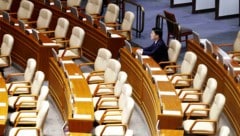 Die Amtsenthebung von Südkoreas Präsident Yoon Suk-eol ist gescheitert. Kurz vor dem Votum verließen fast alle von Abgeordneten von Yoons Partei den Saal. (Bild: AP)