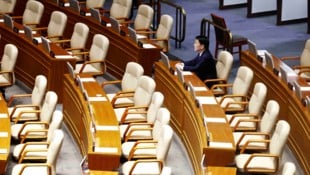 Die Amtsenthebung von Südkoreas Präsident Yoon Suk-eol ist gescheitert. Kurz vor dem Votum verließen fast alle von Abgeordneten von Yoons Partei den Saal. (Bild: AP)