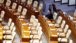 Die Amtsenthebung von Südkoreas Präsident Yoon Suk-eol ist gescheitert. Kurz vor dem Votum verließen fast alle von Abgeordneten von Yoons Partei den Saal. (Bild: AP)