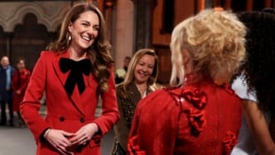 Prinzessin Kate zeigte sich beim Weihnachtsgottesdienst gut gelaunt, schlug aber auch ernste Töne über ihr herausforderndes Jahr an. (Bild: APA/Isabel Infantes/Pool photo via AP)