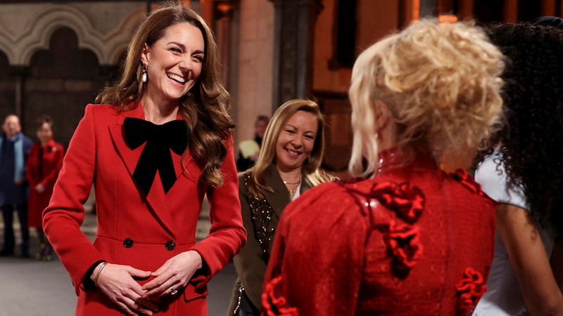 Prinzessin Kate zeigte sich beim Weihnachtsgottesdienst gut gelaunt, schlug aber auch ernste Töne an. (Bild: APA/Isabel Infantes/Pool photo via AP)