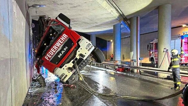 The fire department's emergency vehicle overturned against the wall in the railroad underpass. (Bild: DOKU-NÖ)